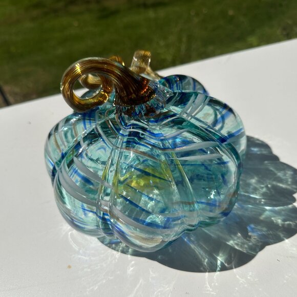 #5261 CLEAR W/ BLUE & WHITE SWIRL PATTERN GLASS PUMPKIN - Picture 8 of 11